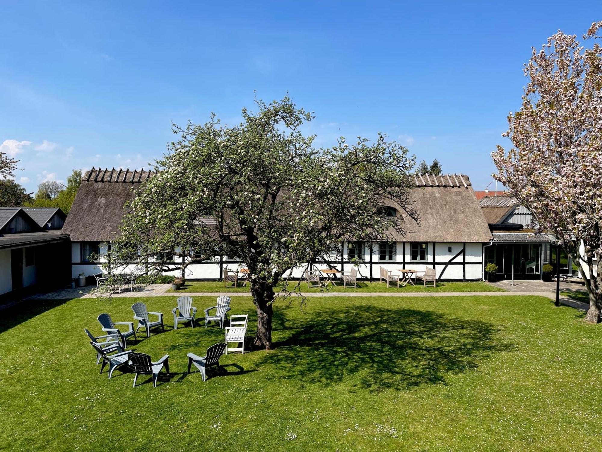 Kirsebaerkroen - The Inn Between Præstø Exterior foto